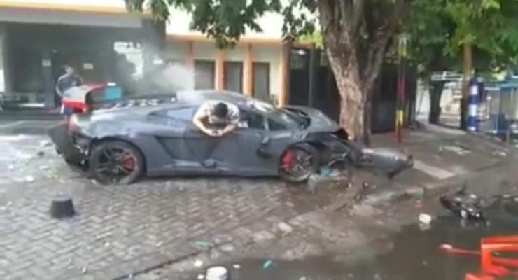 В Индонезии водитель Lamborghini сбил семейную пару, не отвлекаясь от СМС (18+)