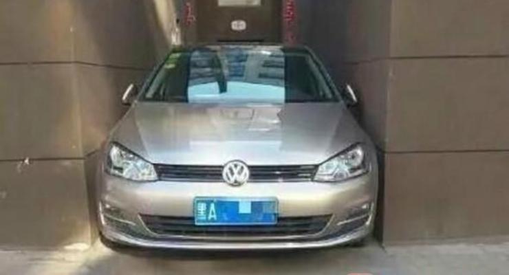 Особенности национальной парковки: китаянка оставила машину в дверях дома (фотофакт)