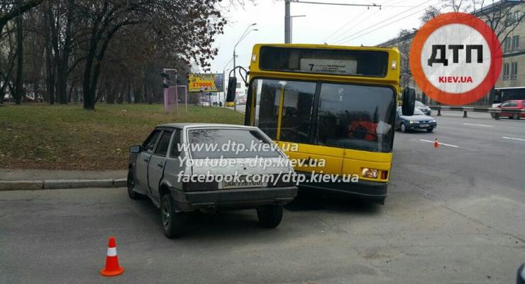 В Киеве ВАЗ столкнулся с троллейбусом (видео)