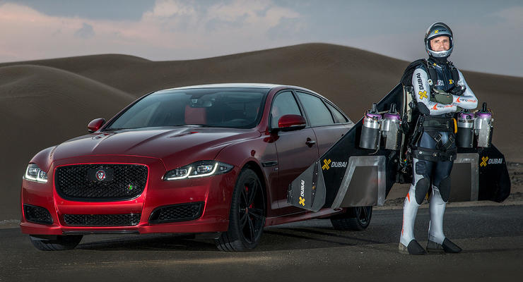 Jaguar показал поединок седана XJR против "реактивного человека" (видео)
