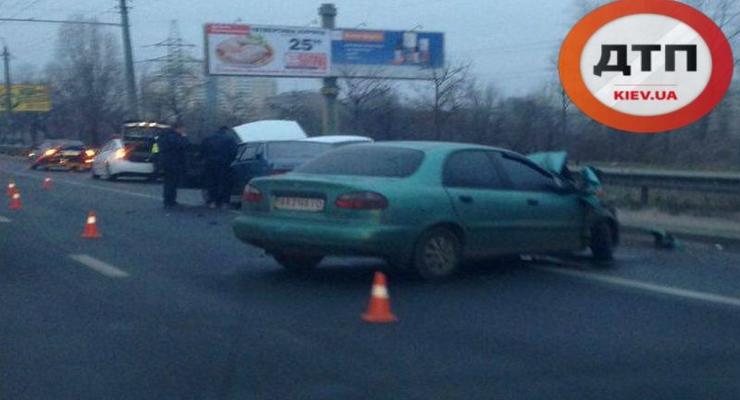 В Киеве утренняя авария на Московском мосту парализовала движение