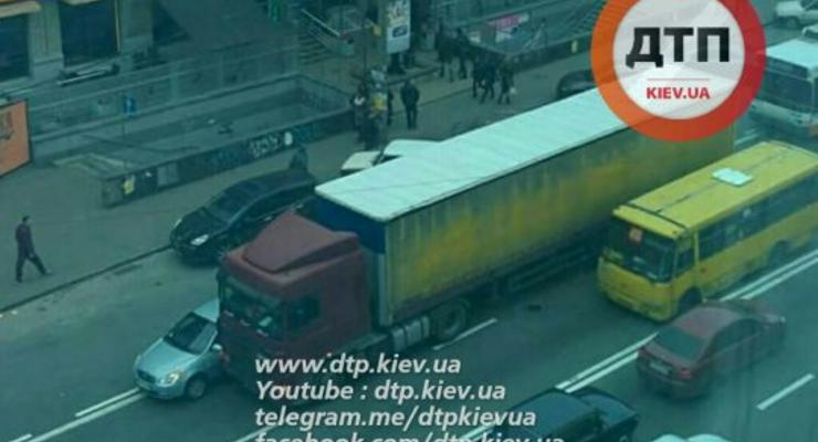 В Киеве из-за ДТП с фурой образовалась пятикилометровая пробка