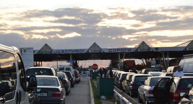 На украинской границе пробки из сотен авто