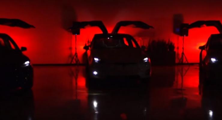 Tesla сняла рождественский ролик о Model X (видео)