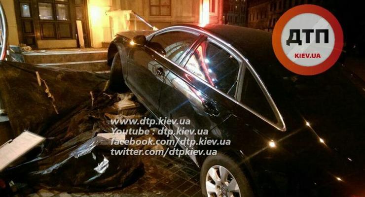 В центре Киева Audi врезался в ресторан