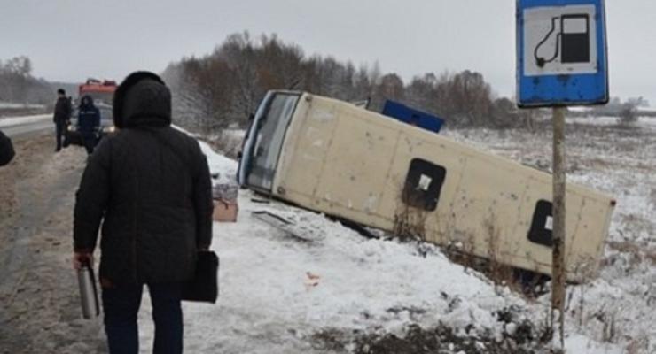 В Калмыкии ветер опрокинул автобус с пассажирами, есть пострадавшие