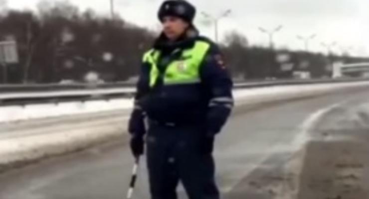 В России сотрудник ДПС перекрыл дорогу скорой из-за кортежа (видео)
