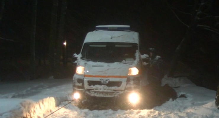 В Харьковской области за сутки спасатели вытащили из снежных заносов 16 "скорых"
