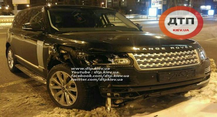 В Киеве Range Rover таранил два авто и вылетел на встречку