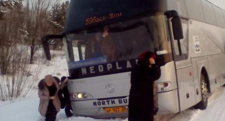 Под Одессой международный автобус застрял в снегу