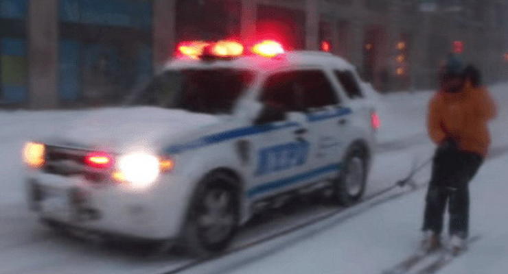 Сноубордисты на улице Нью-Йорка обогнали авто полицейских (видео)