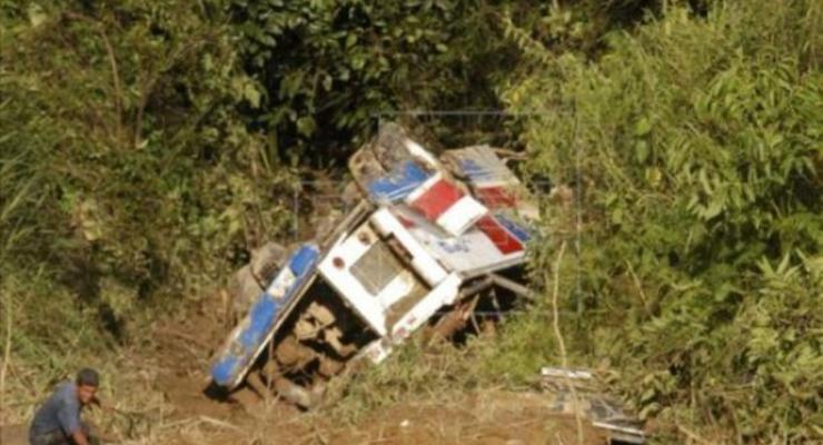 В Боливии автобус упал в ущелье: есть погибшие