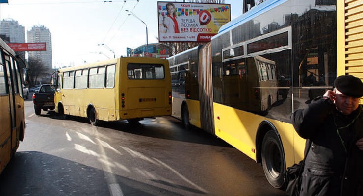 В Киеве два ДТП на одной улице: маршрутка попала в аварию, а троллейбус застрял в сугробе