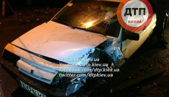 Пьяные аварии в Киеве: ВАЗ влетел в дерево, а Deawoo - в скутер