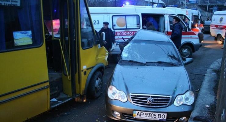 В Запорожье маршрутка попала в аварию, есть пострадавшие