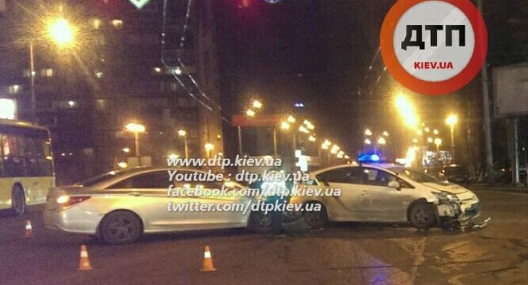 В центре Киева патрульный Prius попал в аварию