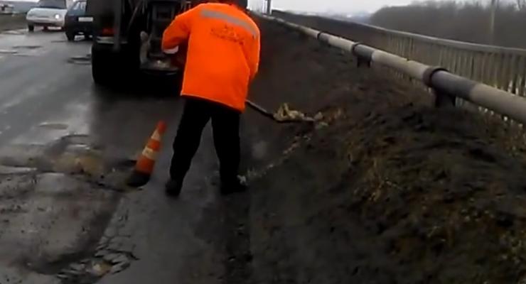 Особенности национального ремонта: ямы на российской дороге чинили снегом
