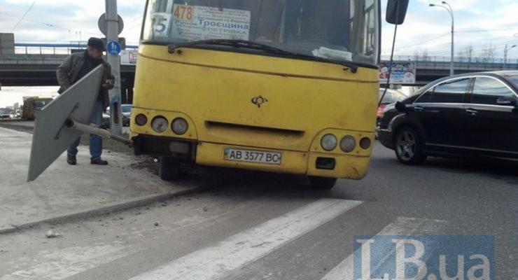 В Киеве маршрутка снесла дорожный знак