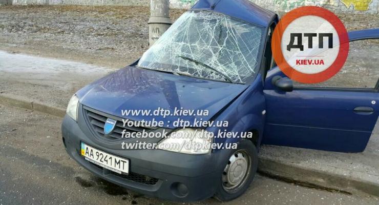 Авария в Киеве: Dacia влетела в столб, водитель в реанимации