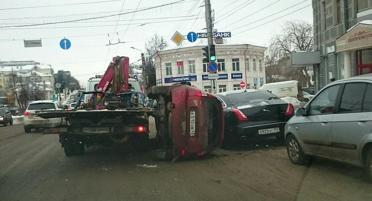 В России эвакуатор уронил Lada прямо на Jaguar