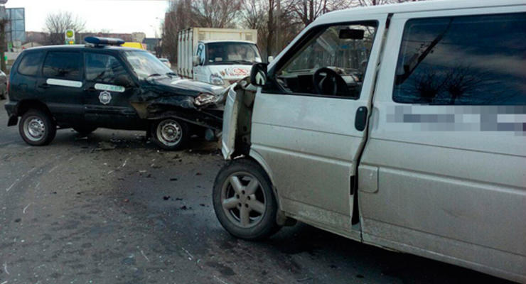 В Бердичеве пьяный водитель Volkswagen разбил полицейское авто