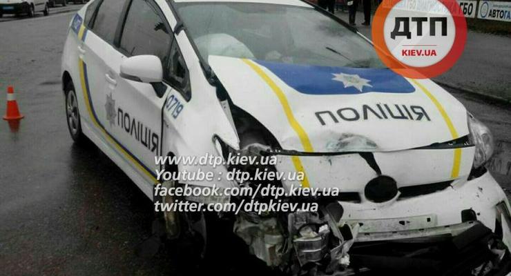 В Киеве пьяный на Deawoo протаранил автомобиль патрульных