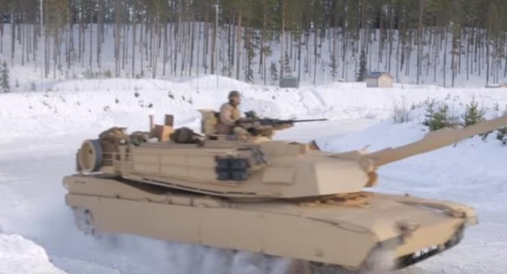 В Норвегии танкисты устроили дрифт в снегу