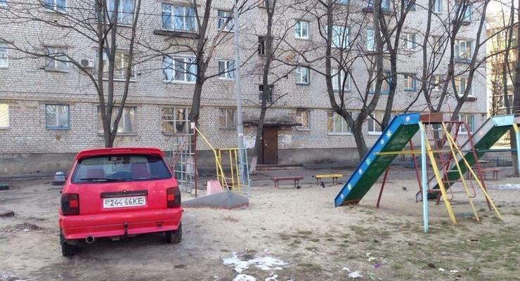 Фотофакт: в Киеве "герой парковки" остановился на детской площадке