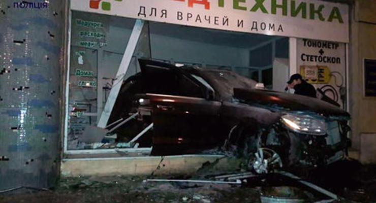 В Одессе пьяный водитель на Mercedes влетел в витрину магазина, пытаясь скрыться от патрульных