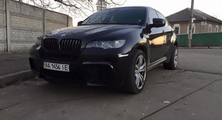 С платной стоянки в Киеве угнали кроссовер BMW