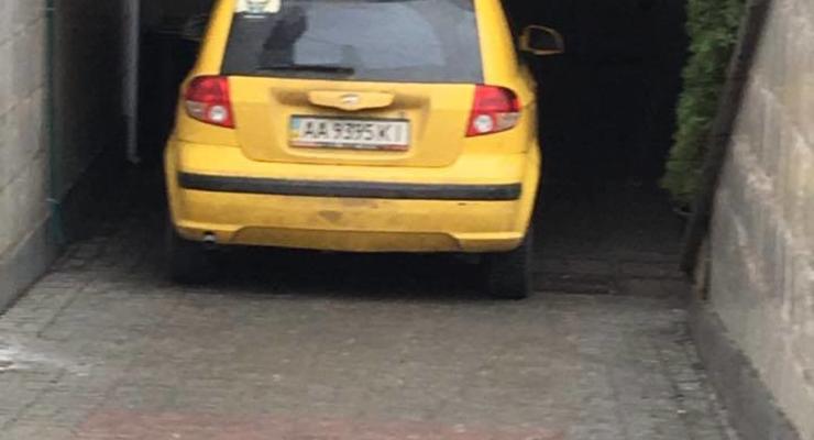Фотофакт: В Киеве автомобиль припарковали в подземном переходе
