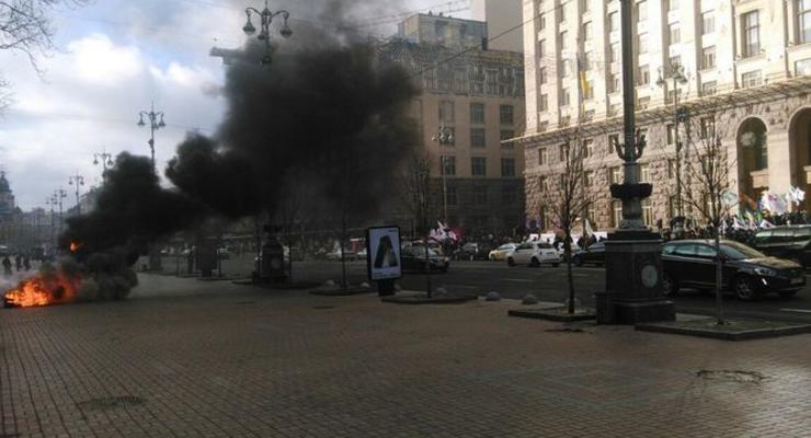 В Киеве таксисты протестуют против Uber: под КГГА подожгли шины
