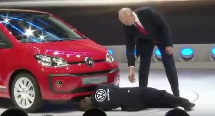 Активист в костюме механика прорвался на презентацию Volkswagen в Женеве