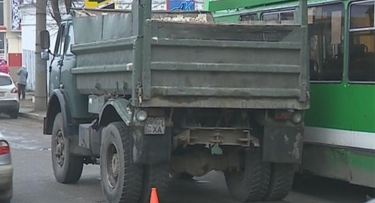 В Харькове грузовик врезался в троллейбус