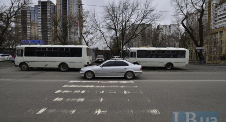 Фотофакт: полиция в Киеве припарковала свои автобусы на остановке