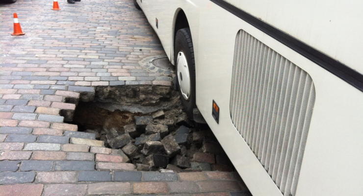 В Киеве недалеко от дома Кличко автобус провалился в яму