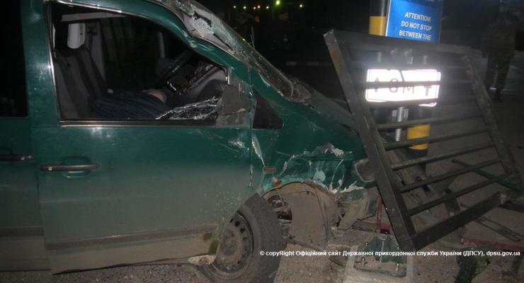 На украино-молдавской границе пьяный водитель влетел в КПП, есть жертвы