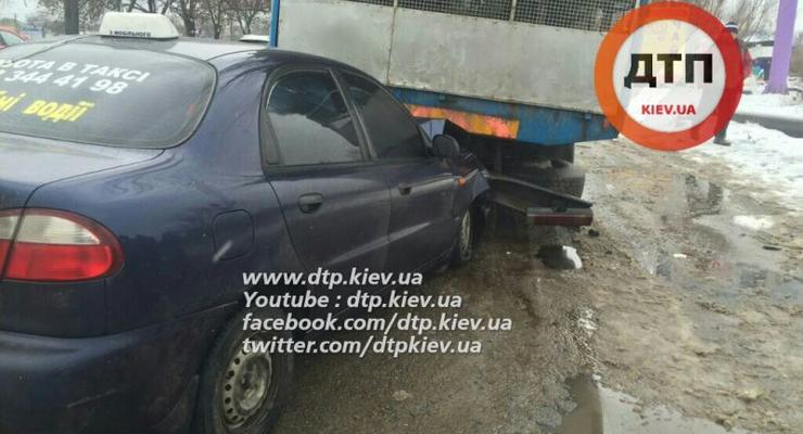 На Окружной в Киеве пьяный водитель такси врезался в грузовик