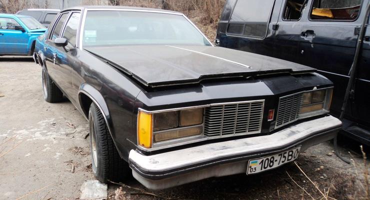 Фотофакт: на СТО в Киеве заметили раритетный Oldsmobile