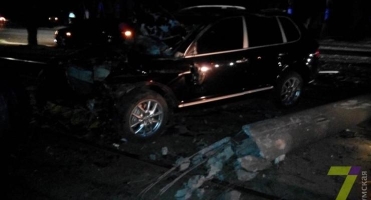 День аварий в Одессе: Porsche врезался в столб, а Жигули - грузовик