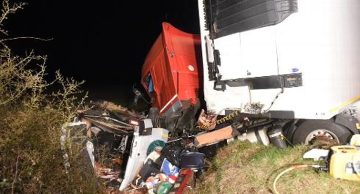 Во Франции столкнулись автобус и грузовик: 12 погибших