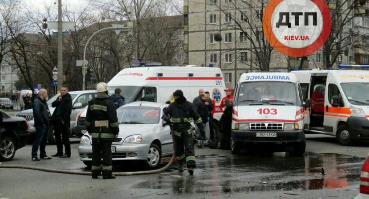 В Киеве столкнулись Passat и Daewoo Lanos, есть пострадавшие