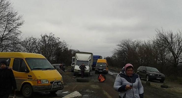 Под Николаевом активисты заблокировали трассу, требуя ее ремонта