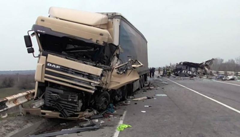 На Полтавщине восемь человек погибли в столкновении Mercedes и грузовика / npu.gov.ua