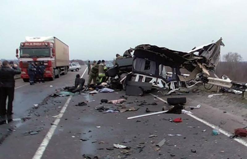 На Полтавщине восемь человек погибли в столкновении Mercedes и грузовика / npu.gov.ua