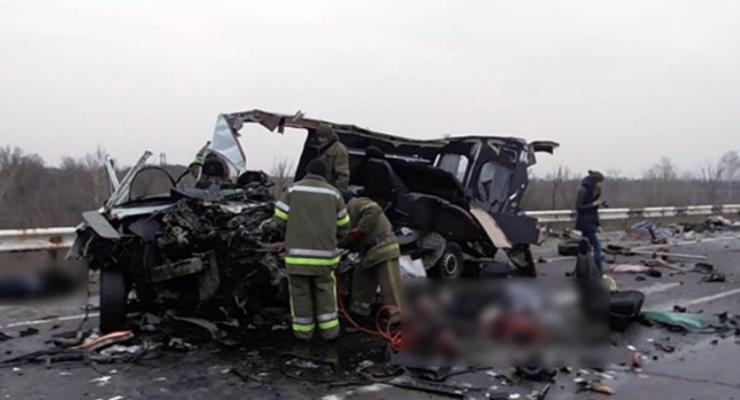 На Полтавщине восемь человек погибли в столкновении Mercedes и грузовика