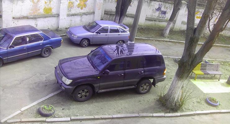 Герой парковки оставил свою машину на газоне киевской больницы