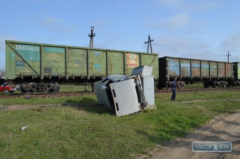 В Одесской области грузовой поезд сбил Жигули / trassae95.com