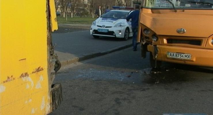 В Киеве столкнулись две маршрутки, есть пострадавшие