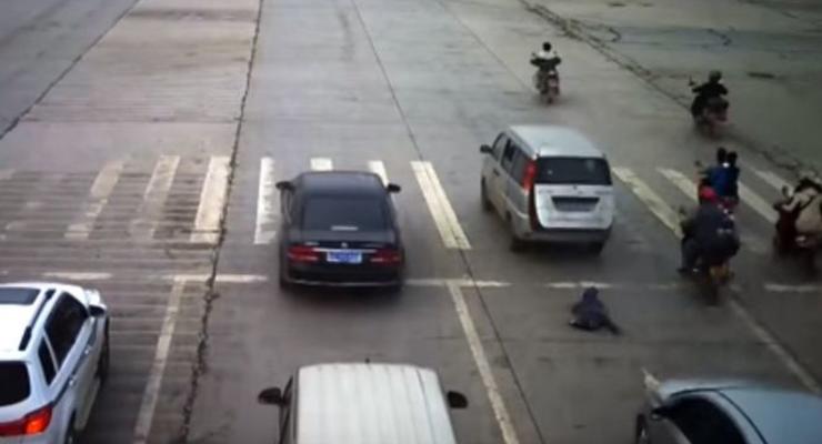 В Китае ребенок выжил, выпав из минивэна под следовавшую сзади машину